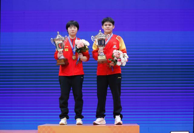 1728830970729038788.jpg (体育)(4)乒乓球——亚锦赛:林诗栋_蒯曼混双夺冠XxjpseC007024_20241013_PEPFN0A001.jpg