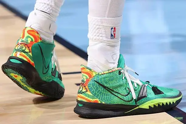 九游体育-约翰逊穿着Kyrie7，砍下32分15篮板8助攻1抢断