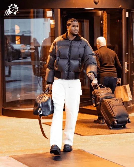 九游官网-气质非凡！太阳官媒晒众球员赛前穿搭照：抵达亚特兰大